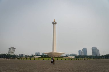 Jakarta, Endonezya - Kasım 2017: Monas görünümü, Merkezi Jakarta bir bulutlu sis günde, Endonezya Ulusal Anıtı.
