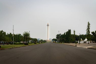 Jakarta, Endonezya - Kasım 2017: Monas görünümü, Merkezi Jakarta bir bulutlu sis günde, Endonezya Ulusal Anıtı.
