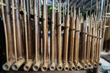 Angklung, West Java, Endonezya, Sundanese kişi tarafından oynanan geleneksel ahşap müzik enstrümanı