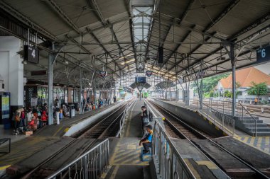Yogyakarta, Endonezya - Ekim 2017: Tren istasyonunda Yogyakarta, Java, Endonezya. Yogyakarta orta Java içinde yer alan ve trenle Jawa çok sayıda turist tarafından ziyaret etti.