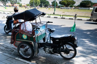 Yogyakarta - Ekim 2017: Geleneksel rikshaw taşıma sokaklarında Yogyakarta, Java, Endonezya. Bisiklet rikshaw popüler Endonezya birçok ilde taşıma araçlarının kalır.