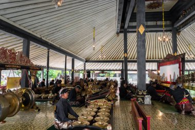 Yogyakarta, Endonezya - Ekim 2017: Müzisyenler Gamelan müzik ve Wayang, Kral'ın Sarayı'nda gölge kukla gösterisi gerçekleştirme. Gamelan Java ve Bali Endonezya geleneksel bir müziktir.