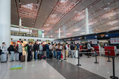 Beijng, Çin - Ekim 2017: Air China check-in kontuarında Pekin Havaalanı'ndan Çin. AirChina Çin'in bayrak taşıyıcı ve Pekin Havaalanı'ndan kendi hub.