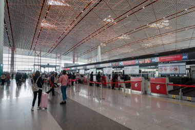 Beijng, Çin - Ekim 2017: Air China check-in kontuarında Pekin Havaalanı'ndan Çin. Air China Çin'in bayrak taşıyıcı ve Pekin Havaalanı'ndan kendi hub.