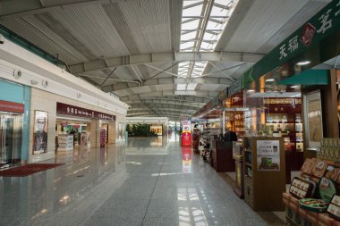 Dalian, Çin - Ekim 2017: Mimarlık iç Dalian Zhoushuizi Uluslararası Havaalanı Çin içinde. Dalien Havaalanı Kuzeydoğu Çin'deki en işlek Havaalanı'dır.