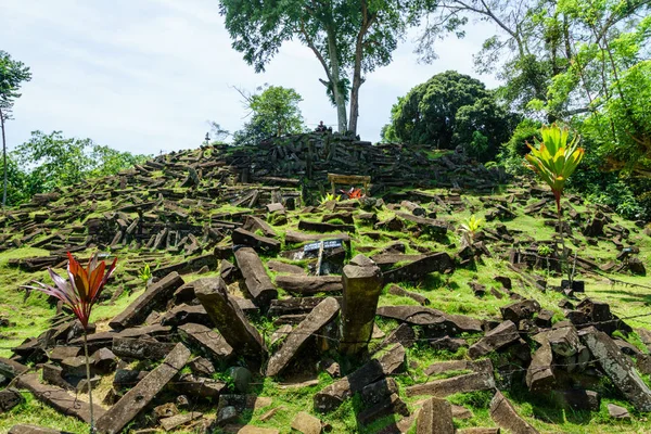 西ジャワ インドネシアのムラピ パダン巨石サイト グヌン パダンは東南アジアのすべてで最大の巨石サイトです — ストック写真