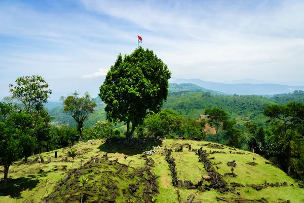 古龙巴东巨遗址在展玉 西爪哇 印度尼西亚 古龙巴东是整个东南亚地区最大的巨遗址 — 图库照片