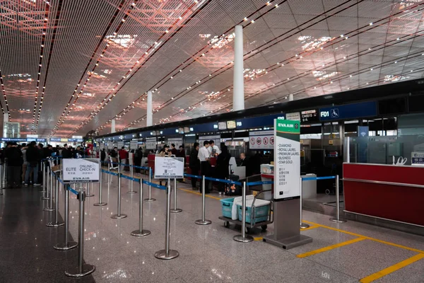 Beijng, Çin - Ekim 2017: Eva Air check-in kontuarında Pekin Havaalanı'ndan Çin. Tayvanlı bir uluslararası havayolu ve bir Asya'nın büyük havayolu Eva havadır.