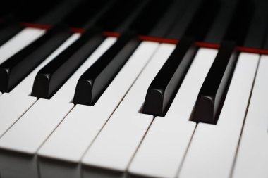 Siyah klasik piyano çal Piyano tuşları