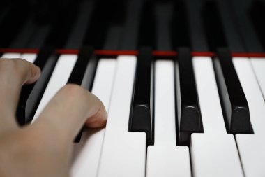 Siyah klasik piyano çal Piyano tuşları