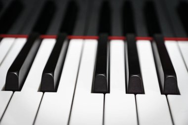 Siyah klasik piyano çal Piyano tuşları
