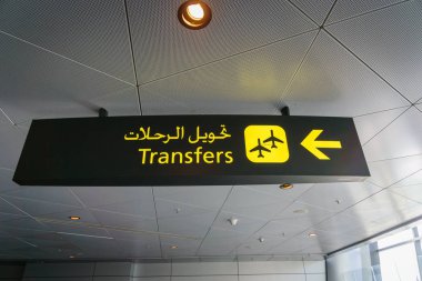 Havaalanı transferi işareti - uluslararası uçuş transfer sarı işareti İngilizce ve Arapça havaalanında