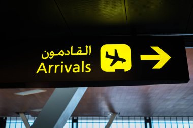 Havalimanı varış işareti ve transfer işareti - uçuş varış ve İngilizce ve Arapça havaalanında transfer sarı işareti