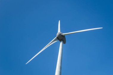 Rüzgar enerjisi türbini / modern rüzgâr değirmen mavi gökyüzü arka planı