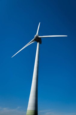 Rüzgar enerjisi türbini / modern rüzgâr değirmen mavi gökyüzü arka planı