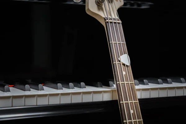 Bas Gitar Piyano Tuşları Mızrap Müzik Aletleri Closeup Kavram Müzikal — Stok fotoğraf