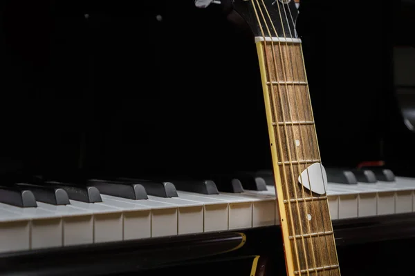 Guitarra Acústica Contra Teclas Piano Cauda Instrumentos Musicais Close Conceito — Fotografia de Stock