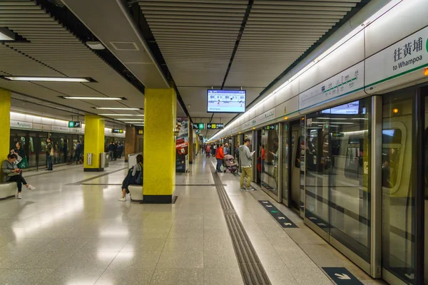 Гонконг Март 2017 Года Станция Метро Гонконге Массовая Транзитная Железная — стоковое фото