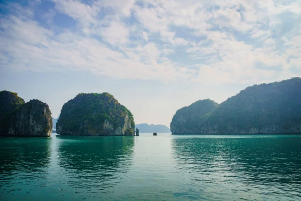 Halong Bay cruise Tonkin Körfezi Güney Çin Denizi Vietnam manzaraya. Karstik kuleleri-Adaları Mavi gökyüzü arka plan üzerinde oluşturduğu yatay.