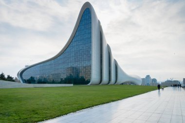 Bakü, Azerbaycan - Aralık 2019: Heydar Aliyev Merkezi mimarisi, turistler ve ziyaretçiler için popüler bir dönüm noktası, mimar Zaha Hadid tarafından tasarlandı. 