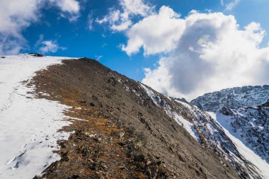 Güneşli bir sonbahar gününde Juta 'da karlı dağ manzarası - Kafkasya dağlarında popüler yürüyüş, Kazbegi bölgesi, Gürcistan.