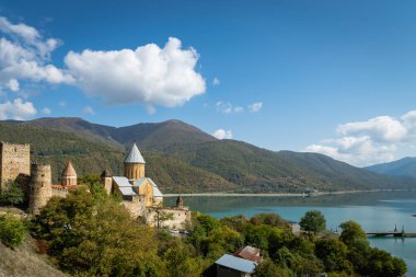 Gürcistan 'ın başkenti Tiflis yakınlarındaki Aragvi Nehri kıyısındaki Ananuri şatosu kompleksi ve manastır manzarası