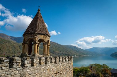 Gürcistan 'ın başkenti Tiflis yakınlarındaki Aragvi Nehri kıyısındaki Ananuri şatosu kompleksi ve manastır manzarası