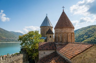 Gürcistan 'ın başkenti Tiflis yakınlarındaki Aragvi Nehri kıyısındaki Ananuri şatosu kompleksi ve manastır manzarası