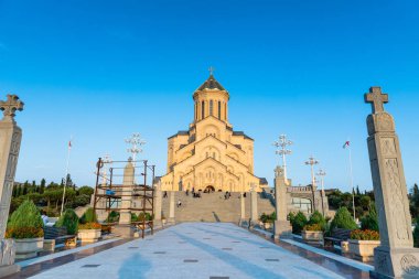 Tiflis, Gürcistan - Ekim 2019: Gürcistan 'ın başkenti Tiflis' te yer alan Gürcistan Ortodoks Kilisesi 'nin en büyük katedrali olan Sameba olarak bilinen Tiflis' in Kutsal Üçlü Katedrali