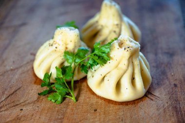 Khinkali - geleneksel Gürcü mantı mutfağı - seçici odaklı yemek fotoğrafı