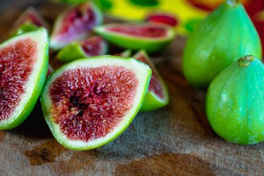 İncir. Taze incir ve dilimlenmiş incir meyveleri. Kesme tahtasındaki dokuyu gösteriyor.