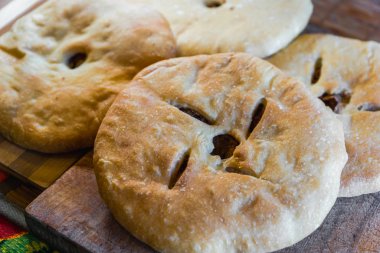Lobiani, kırmızı fasulyeli geleneksel Gürcü ekmeği, seçici odaklı yakın plan. Lobiani, Gürcistan 'da popüler bir yemek..