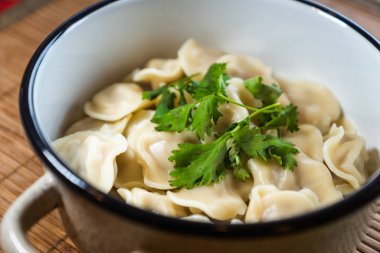 Pelmeni, masada etli geleneksel Rus hamur köftesi. Seçici odak, tepeden tırnağa fotoğraf. 