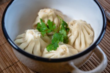 Khinkali - geleneksel Gürcü mantı mutfağı - seçici odaklı yemek fotoğrafı