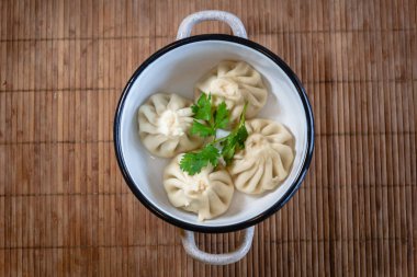 Khinkali - geleneksel Gürcü mantı mutfağı - seçici odaklı yemek fotoğrafı