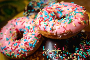  Donutlar, seçici odaklı yakın plan fotoğraf - çikolatalı çeşitli çörekler, pembe jöleli ve şekerli şekerler. 