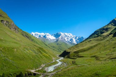 Gürcistan 'ın Svaneti bölgesinde Shkhara Dağı ile Ushguli manzarası.
