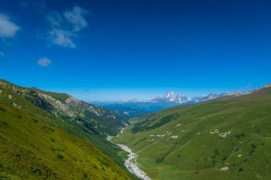 Gürcistan 'ın Svaneti bölgesinde Mestia köyü yakınlarında buzul ve karla kaplı dağlarla kaplı Svaneti manzarası.