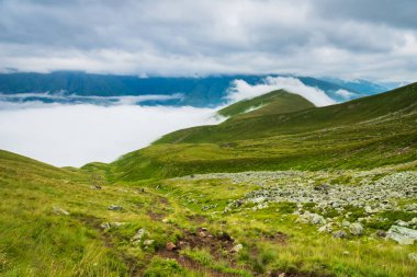Kazbegi, Gürcistan - Kazbegi Dağı yürüyüş ve yürüyüş rotasında dramatik bulutlarla kaplı.
