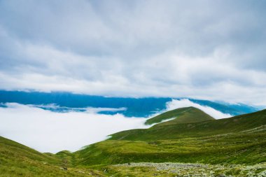 Kazbegi, Gürcistan - Kazbegi Dağı yürüyüş ve yürüyüş rotasında dramatik bulutlarla kaplı.