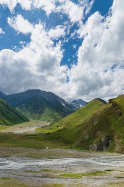  Truso Vadisi ve Gürcistan 'ın Kazbegi kentindeki yürüyüş ve yürüyüş rotasındaki Gorge bölgesi. Truso Vadisi, Kuzey Osetya sınırına yakın manzaralı bir yürüyüş rotasıdır..