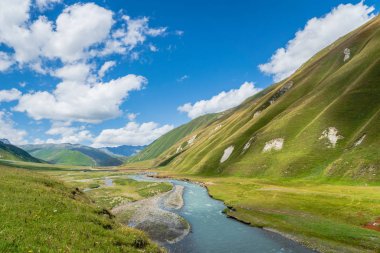  Truso Vadisi ve Gürcistan 'ın Kazbegi kentindeki yürüyüş ve yürüyüş rotasındaki Gorge bölgesi. Truso Vadisi, Kuzey Osetya sınırına yakın manzaralı bir yürüyüş rotasıdır..