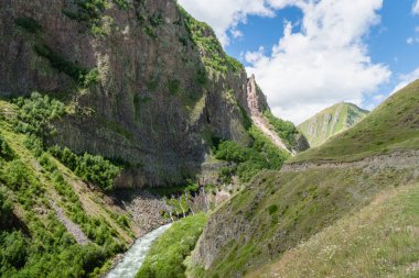  Truso Vadisi ve Gürcistan 'ın Kazbegi kentindeki yürüyüş ve yürüyüş rotasındaki Gorge bölgesi. Truso Vadisi, Kuzey Osetya sınırına yakın manzaralı bir yürüyüş rotasıdır..