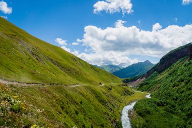  Truso Vadisi ve Gürcistan 'ın Kazbegi kentindeki yürüyüş ve yürüyüş rotasındaki Gorge bölgesi. Truso Vadisi, Kuzey Osetya sınırına yakın manzaralı bir yürüyüş rotasıdır..