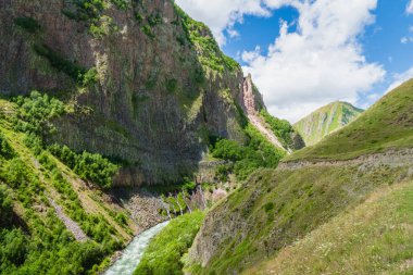  Truso Vadisi ve Gürcistan 'ın Kazbegi kentindeki yürüyüş ve yürüyüş rotasındaki Gorge bölgesi. Truso Vadisi, Kuzey Osetya sınırına yakın manzaralı bir yürüyüş rotasıdır..