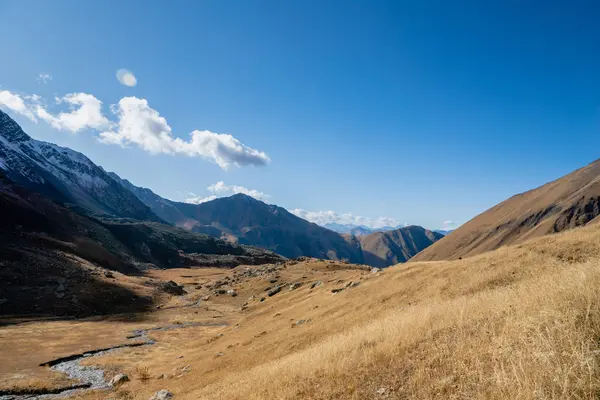 Juta Trekking Cesta Krajina Řekou Horami Slunečném Podzimním Dni Populární — Stock fotografie