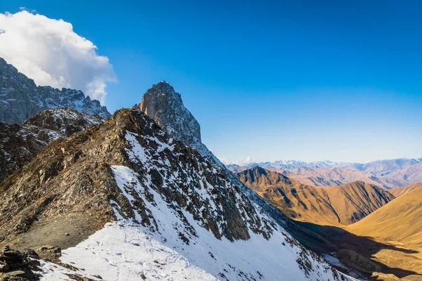 Dramatische Verschneite Berglandschaft Trekkinggebiet Juta Landschaft Sonnigen Herbsttagen Beliebte Trekkingtouren — Stockfoto