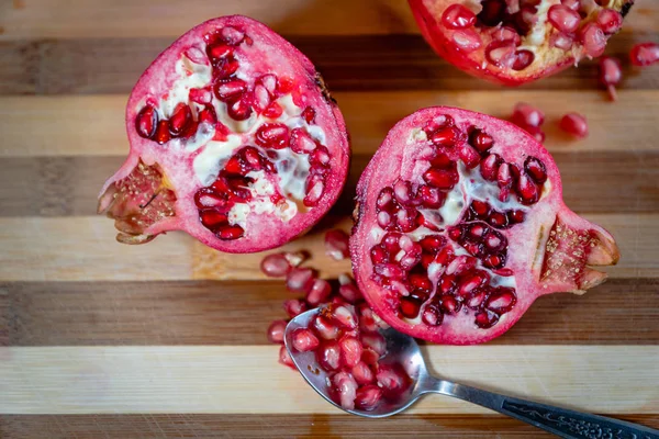 Granatapfelfrüchte Scheiben Geschnitten Auf Einem Holzschneidebrett Reifer Granatapfel Nahaufnahme Mit — Stockfoto