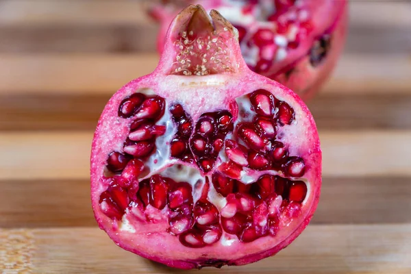 Pomegranate Fruit Sliced Wooden Cutting Board Ripe Pomegranate Closeup Selective — Stock Photo, Image