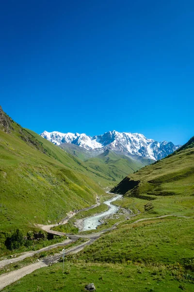 Ushguli Landskap Med Berget Shkhara Baksidan Svaneti Regionen Georgien — Stockfoto